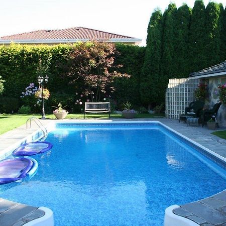 The Stone Hedge Bed And Breakfast Richmond Bagian luar foto