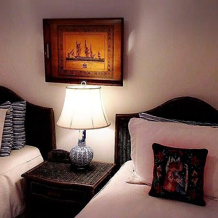 The Stone Hedge Bed And Breakfast Richmond Bagian luar foto