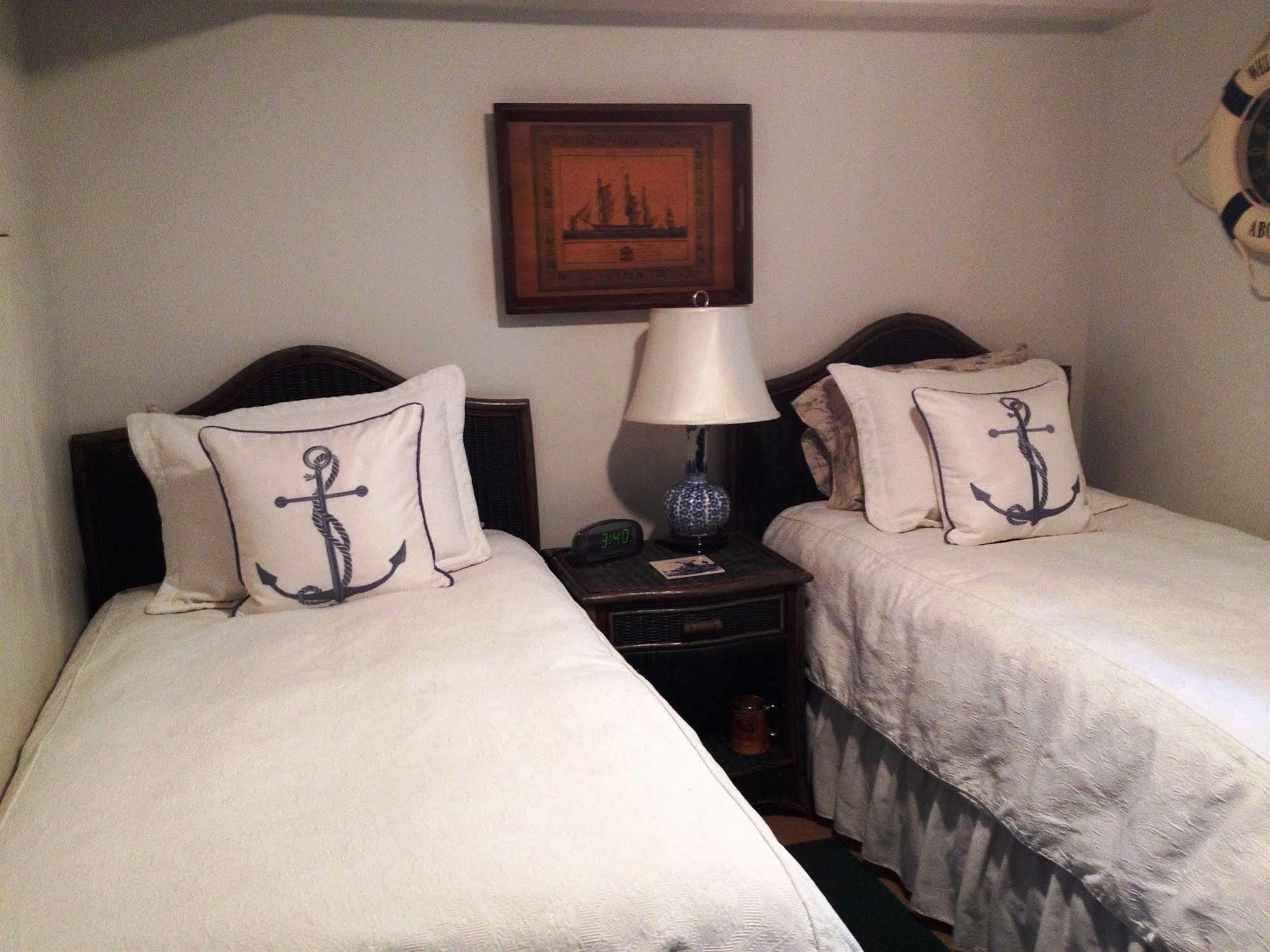 The Stone Hedge Bed And Breakfast Richmond Bagian luar foto