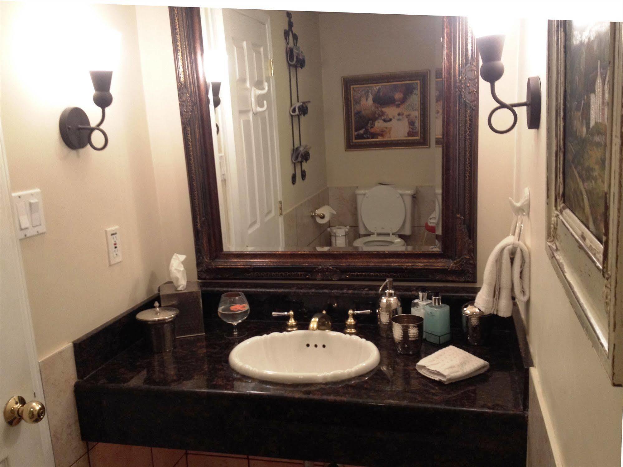 The Stone Hedge Bed And Breakfast Richmond Bagian luar foto