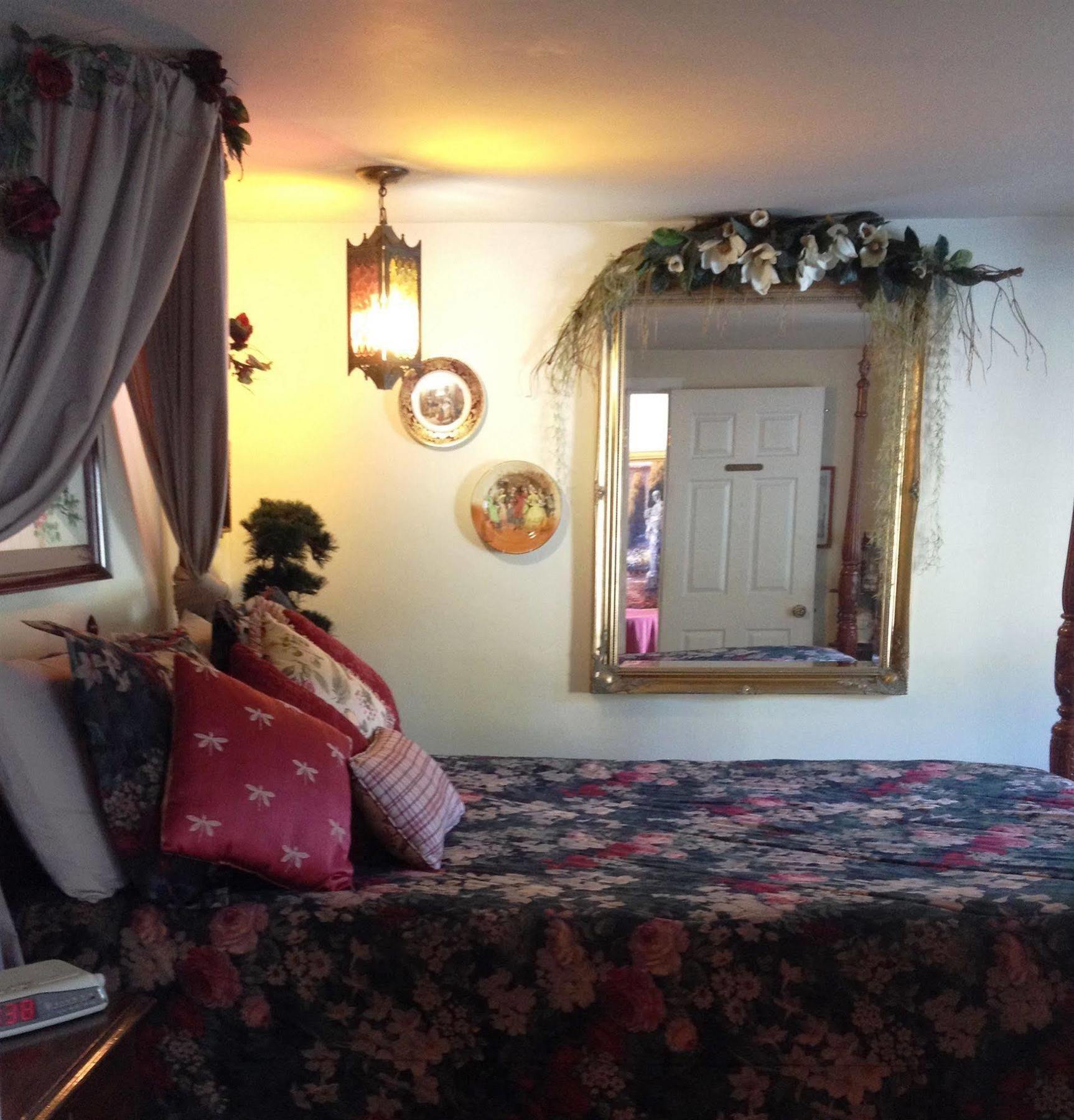 The Stone Hedge Bed And Breakfast Richmond Bagian luar foto