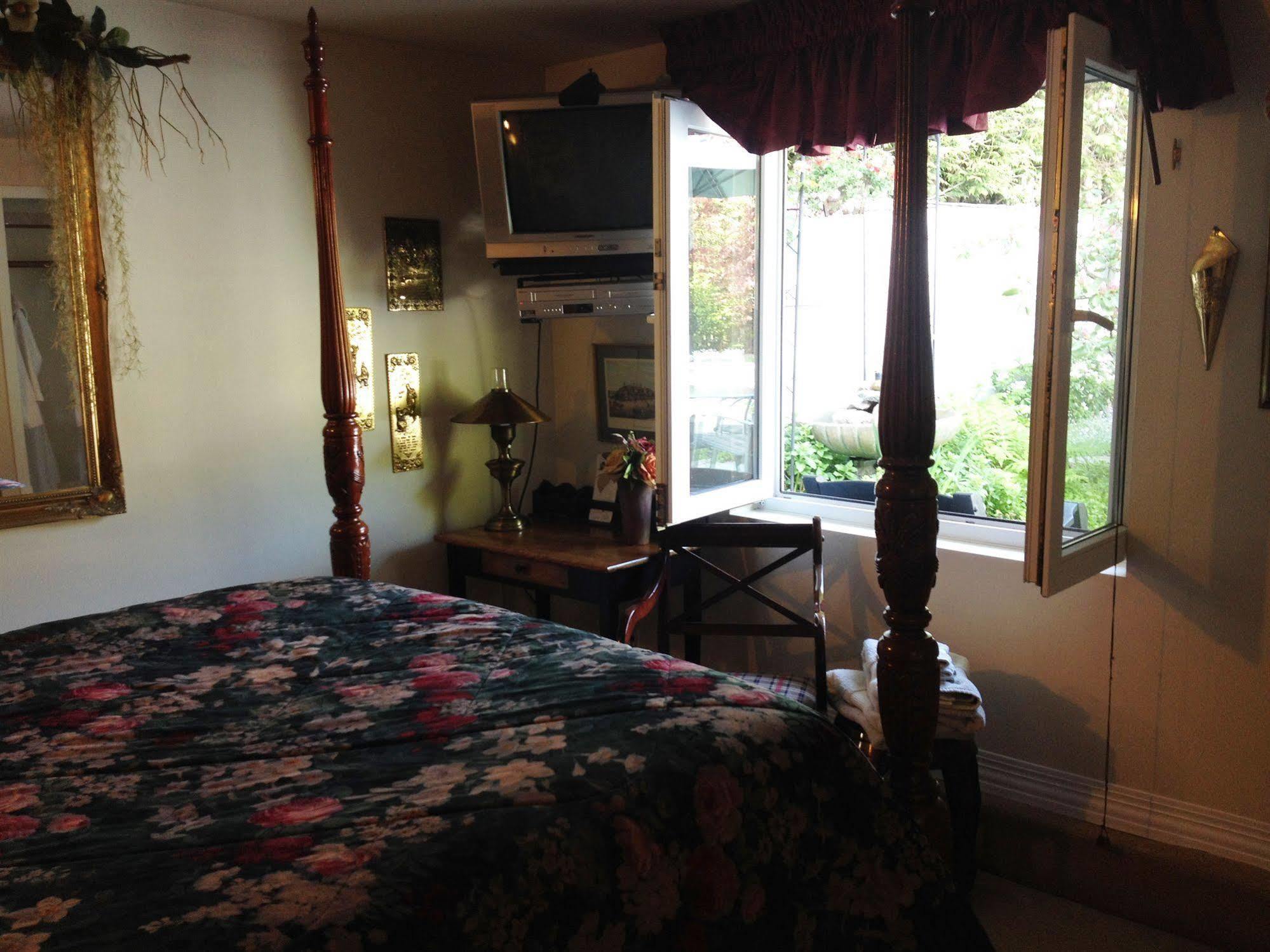 The Stone Hedge Bed And Breakfast Richmond Bagian luar foto